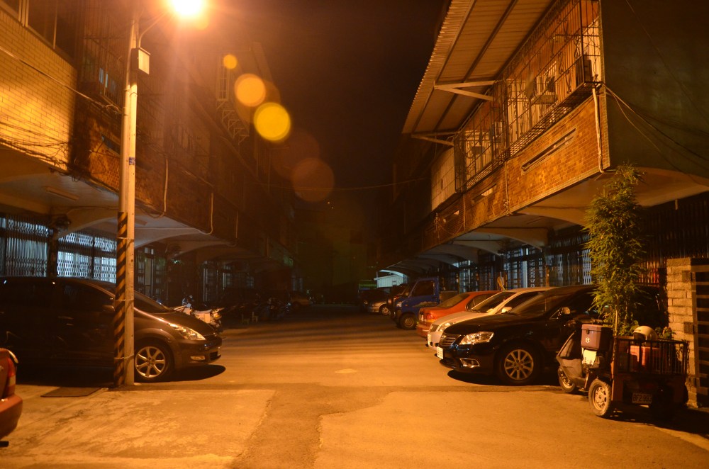 1我從小生長、玩耍的街道，靜謐的夜景。
