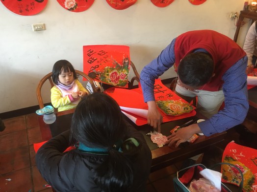 02動員全家大小,一同來製作創意春聯