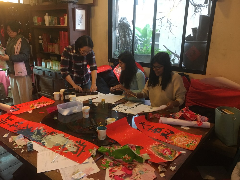 03印度的朋友也一同參與活動,圖為正在練習寫中文字