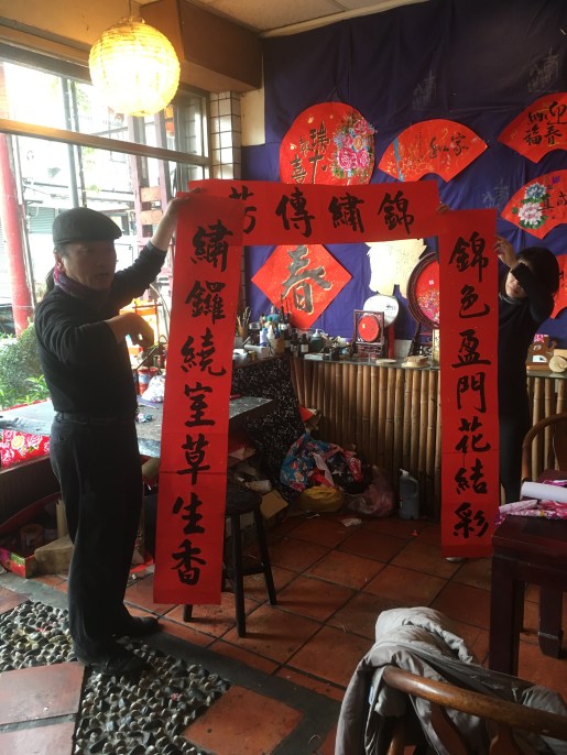 04詹有錦老師一一向大家介紹春聯的種類與由來