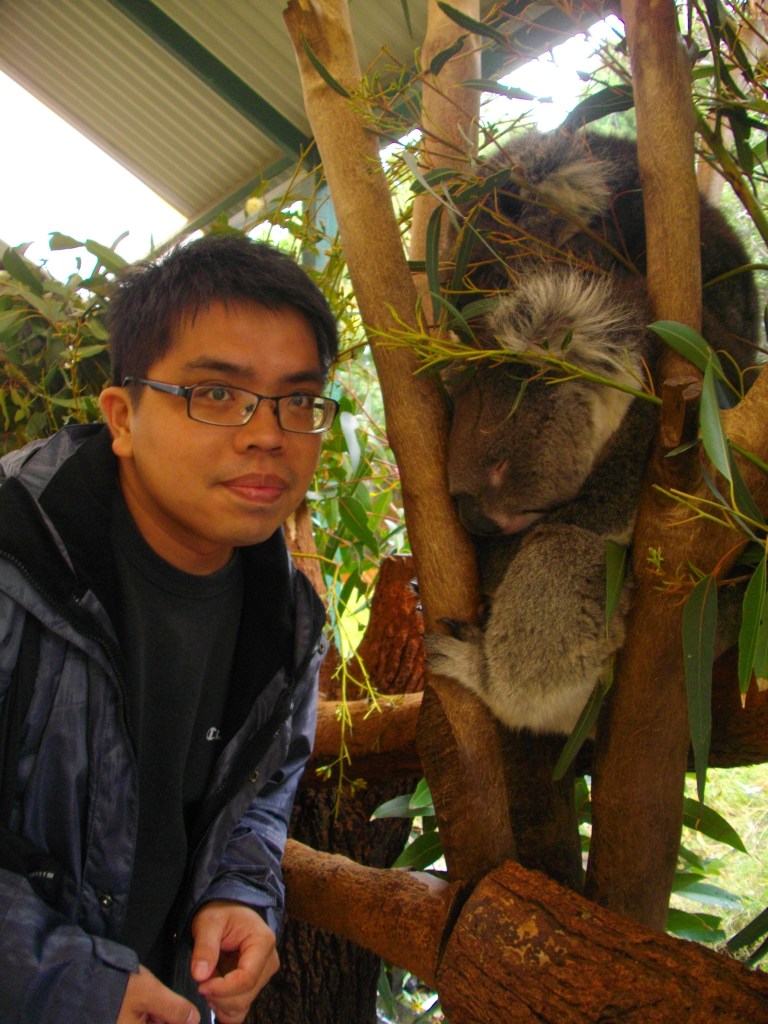 現職大學英文兼任講師，不教英文的時候就寫作，得過高雄青年文學獎、新北市玩字時代散文入選，正在籌備一個長篇創作計畫，還好有七隻貓陪在身邊。